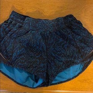 Lululemon 2.5 inch hotty hot short